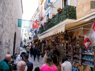 A esporre quest�ultime � soprattutto la prima bottega, che riporta il nome di �Rosa Gentile� accompagnato dalla scritta �souvenir�. Il posto si fa notare per le decine di panieri in vimini sistemati per terra o appesi al tendone